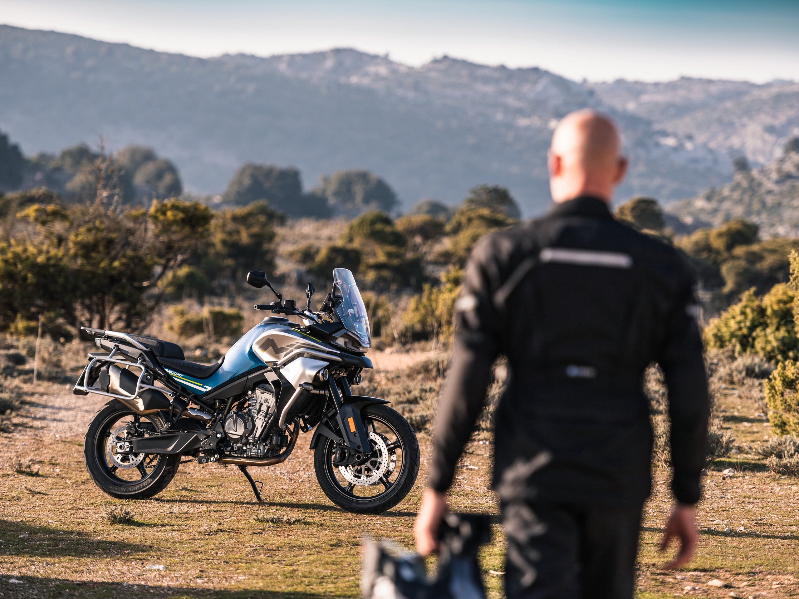 Mann mit Motorrad in der Wüste